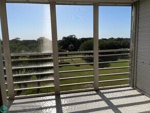 605 Oaks Dr in Pompano Beach, FL - Foto de edificio - Building Photo