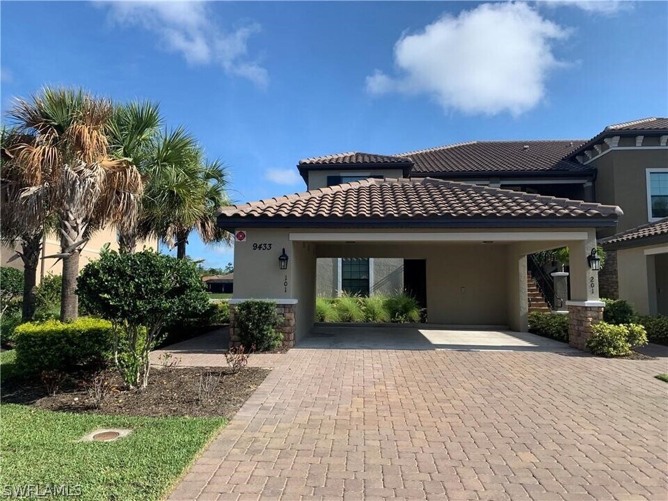 9433 Benvenuto Ct in Naples, FL - Foto de edificio