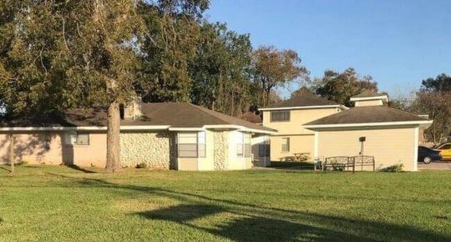 1022 N Main St in Baytown, TX - Foto de edificio - Building Photo