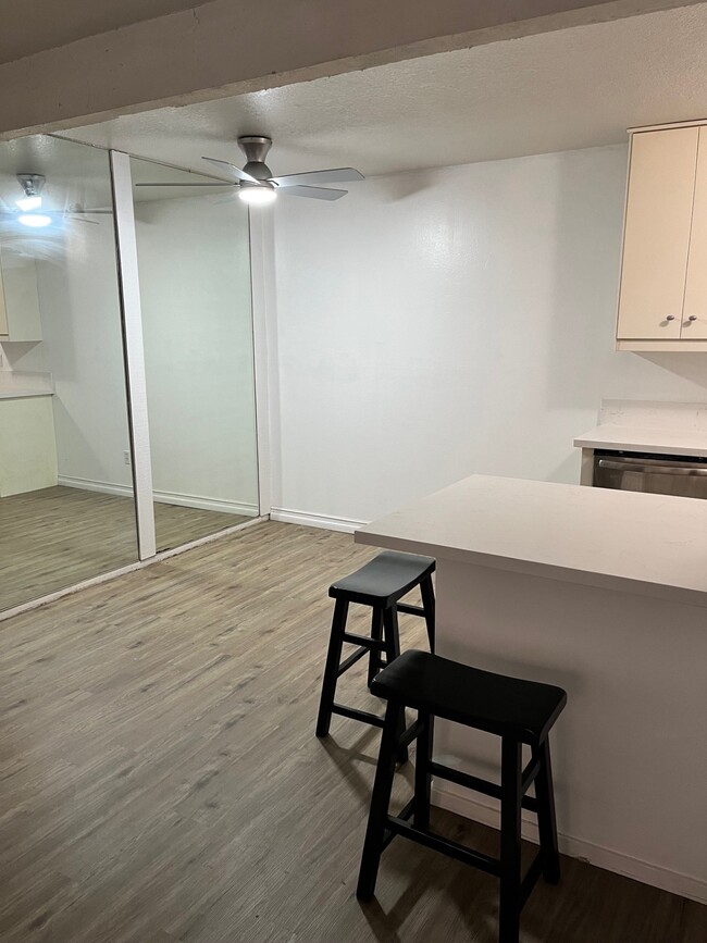 1101 West Macarthur Boulevard, Unit 205 in Santa Ana, CA - Foto de edificio - Building Photo