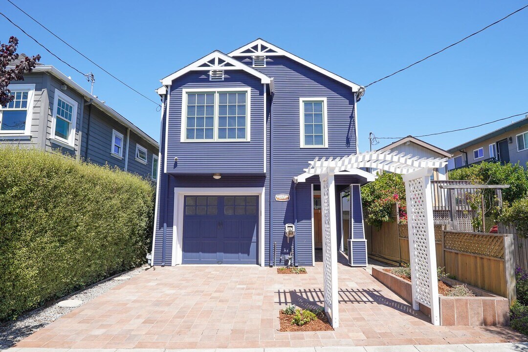 627 Stannage Ave in Albany, CA - Building Photo