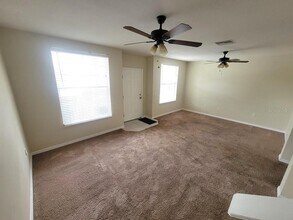 9826 Carlsdale Dr in Riverview, FL - Foto de edificio - Building Photo