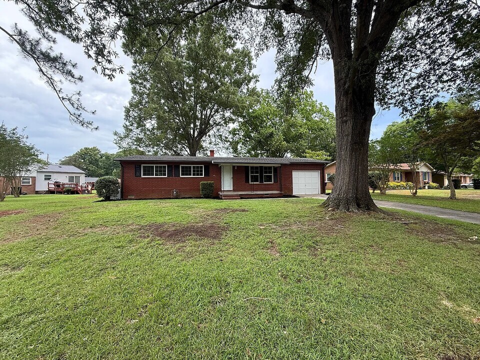 1302 Mewborn Ave in Kinston, NC - Building Photo