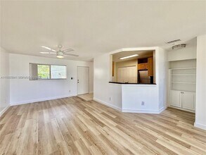 3449 NW 44th St in Lauderdale Lakes, FL - Building Photo - Building Photo