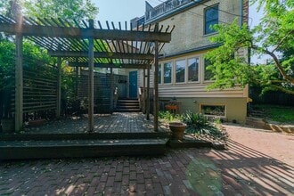 215 Carlton St. in Toronto, ON - Building Photo - Building Photo