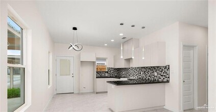 12 N Blair Ave-Unit -1 in Edinburg, TX - Foto de edificio - Building Photo