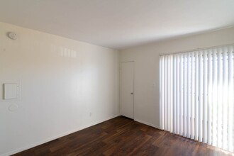 8123 - Sepulveda Apartments in Van Nuys, CA - Building Photo - Interior Photo