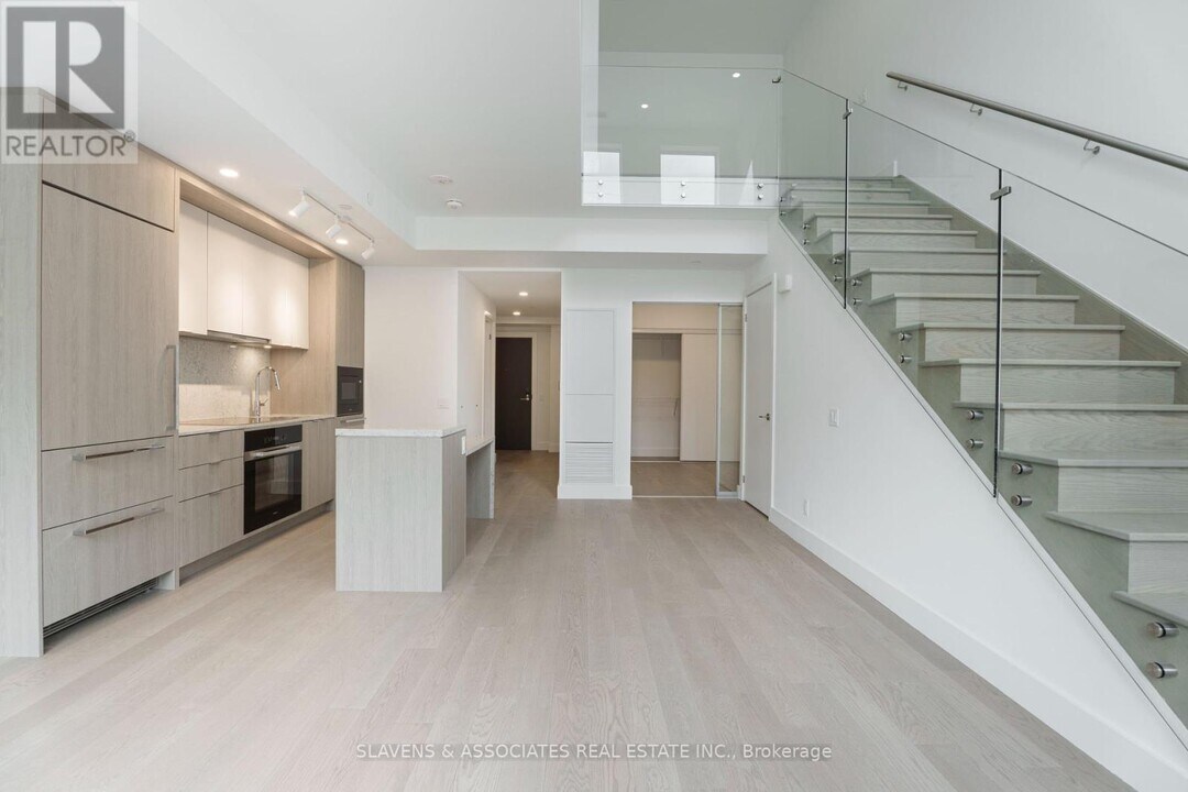 6-106 Greenbriar Rd in Toronto, ON - Building Photo