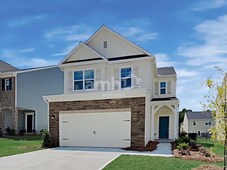 688 Woodall Rd in Stockbridge, GA - Building Photo