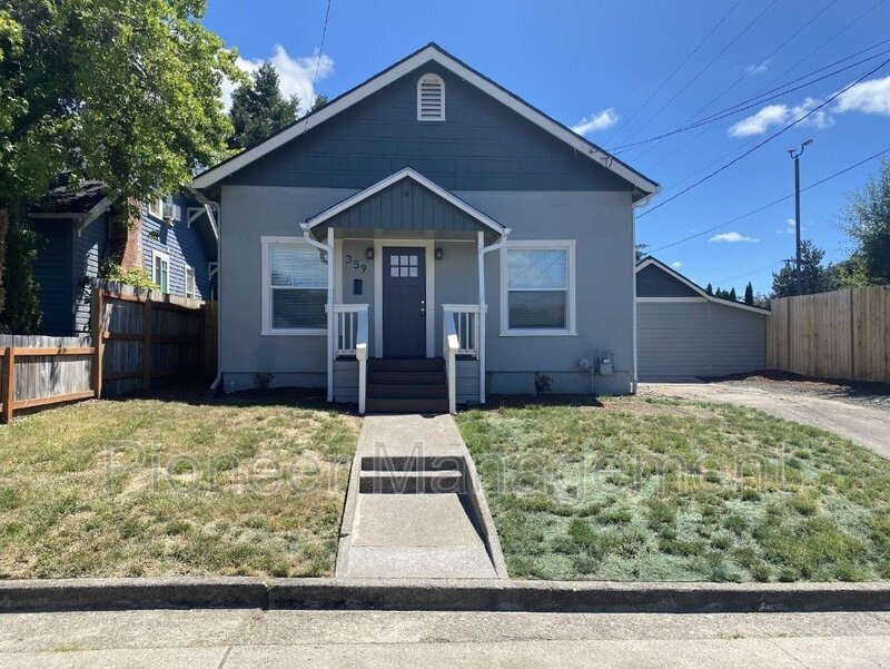 359 W Laurelwood Ct in Roseburg, OR - Building Photo