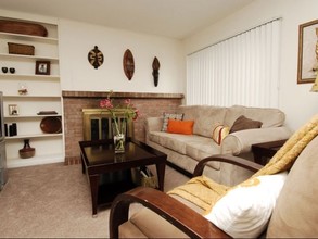 Holiday Townhomes in Lansing, MI - Foto de edificio - Interior Photo