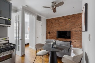 326 E 35th St in New York, NY - Building Photo - Building Photo