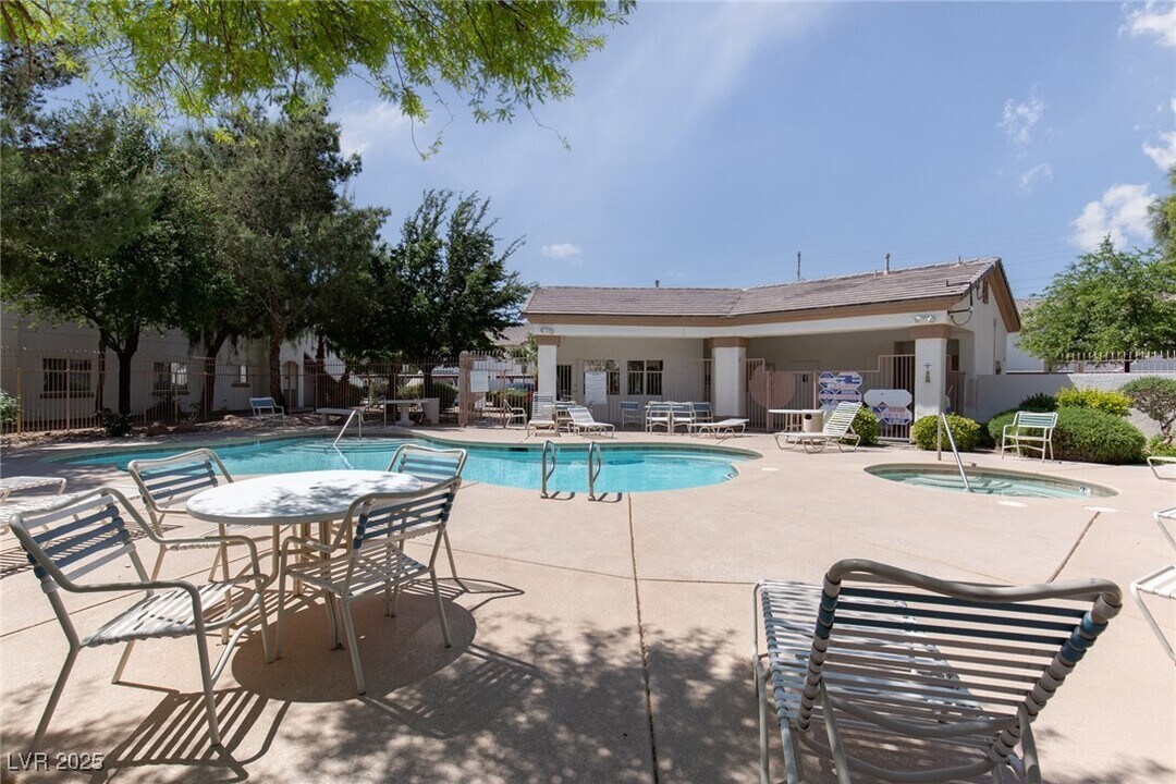 5650 E Sahara Ave in Las Vegas, NV - Building Photo