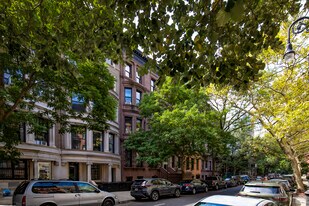 38 W 69th St in New York, NY - Building Photo