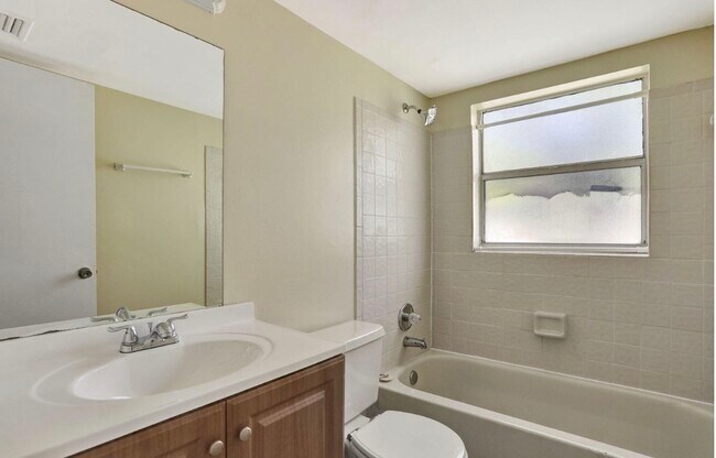 832 Twin Lakes Dr, Unit 1 in Coral Springs, FL - Building Photo - Building Photo