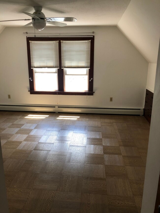 95 N Whittlesey Ave, Unit 3rd Floor in Wallingford, CT - Foto de edificio - Building Photo