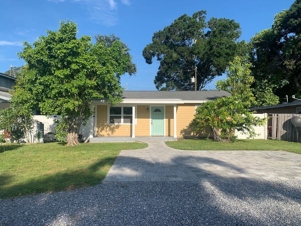 2619 Miriam St S in Gulfport, FL - Building Photo