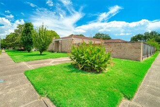 10919 Villa Lea Ln, Unit 615 in Houston, TX - Building Photo - Building Photo