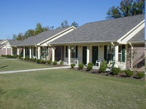 Parkwood Apartments in Pell City, AL - Building Photo - Building Photo