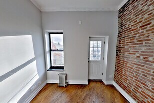 279 E 10th St, Unit 15 in New York, NY - Building Photo