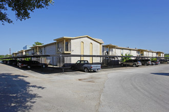 Chevy Chase Apartments in San Antonio, TX - Foto de edificio - Building Photo