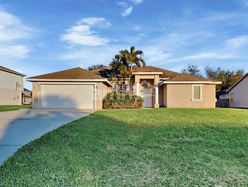 2033 SW Capeador St in Port St. Lucie, FL - Building Photo