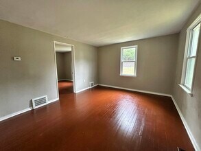 151 Collins Dr in Pittsburgh, PA - Building Photo - Building Photo