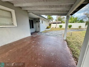221 NE 24th St in Pompano Beach, FL - Foto de edificio - Building Photo