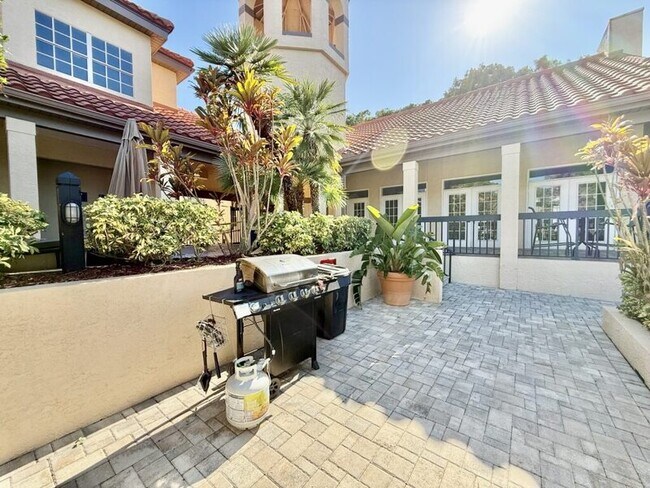 2400 Feather Sound Dr in Clearwater, FL - Foto de edificio - Building Photo