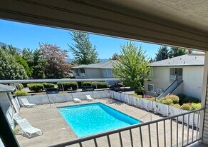 Ivy Club Apartments in Medford, OR - Building Photo