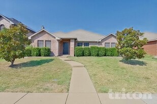 2611 Frederick St in Lancaster, TX - Building Photo