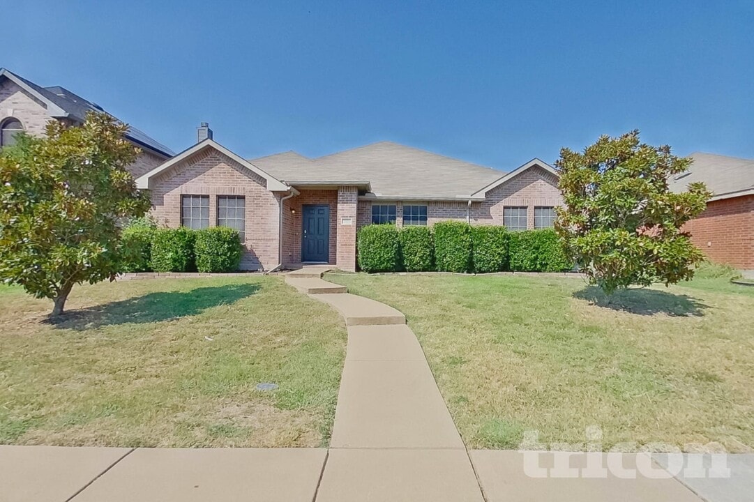 2611 Frederick St in Lancaster, TX - Building Photo