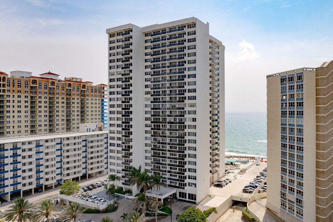 Parker Tower in Hallandale Beach, FL - Building Photo