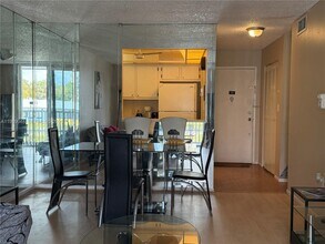 16851 NE 23rd Ave in North Miami Beach, FL - Foto de edificio - Building Photo
