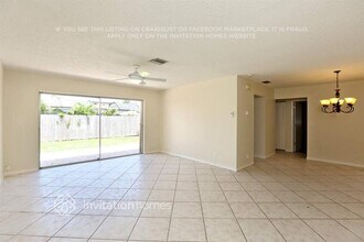 9331 NW 43rd St in Sunrise, FL - Building Photo - Building Photo