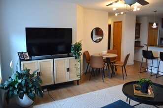 8201 Mayo Dr, Unit 307 in Madison, WI - Building Photo - Building Photo