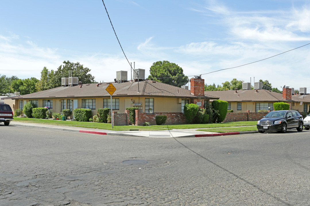 4342 E Sierra Madre Ave in Fresno, CA - Building Photo