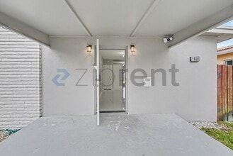 1650 Jackson St in Hollywood, FL - Foto de edificio - Building Photo