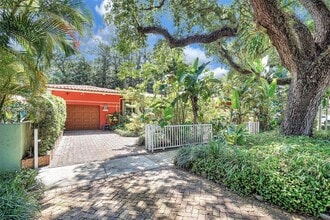 9325 NE 5th Ave in Miami Shores, FL - Building Photo - Building Photo