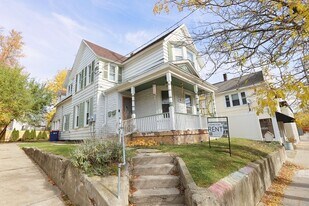 1027 Fulton St E in Grand Rapids, MI - Building Photo