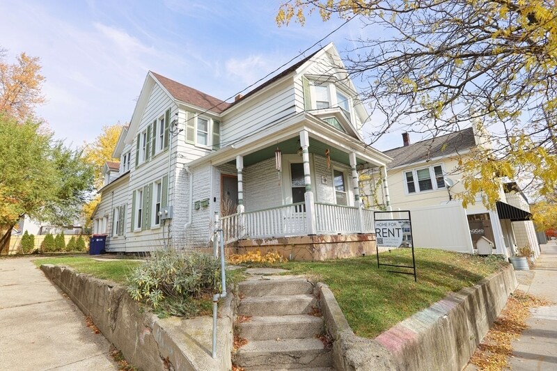 1027 Fulton St E in Grand Rapids, MI - Building Photo