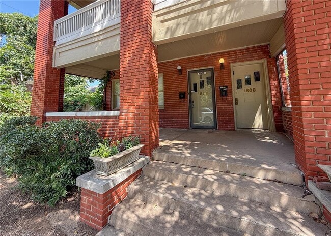 property at 1808 N Robinson Ave