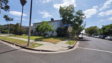 2442 W 18th St in Los Angeles, CA - Foto de edificio - Building Photo