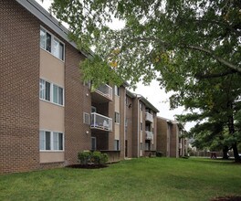 Parklane Apartments in Gaithersburg, MD - Building Photo - Building Photo