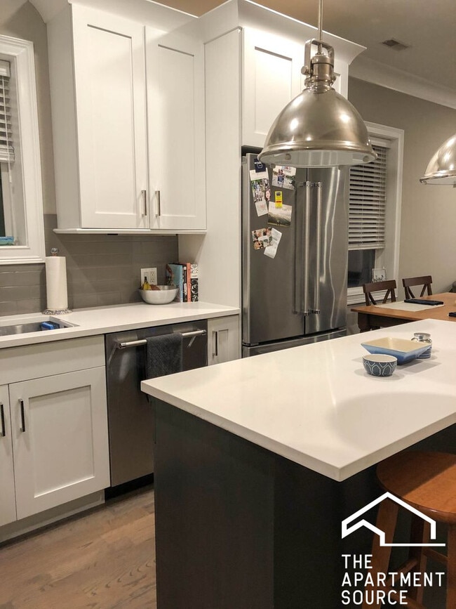 872 W Lill Ave, Unit 2 in Chicago, IL - Foto de edificio - Building Photo