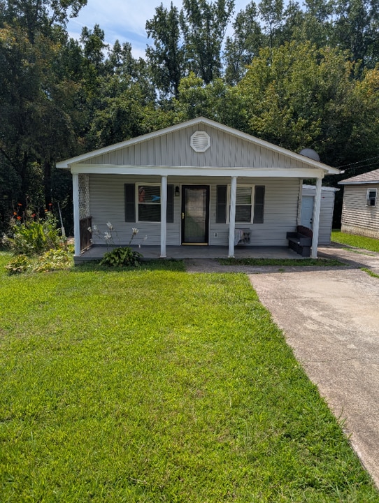 120 E Maine Ave in Bessemer City, NC - Building Photo