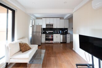 402 W 50th St in New York, NY - Building Photo - Building Photo