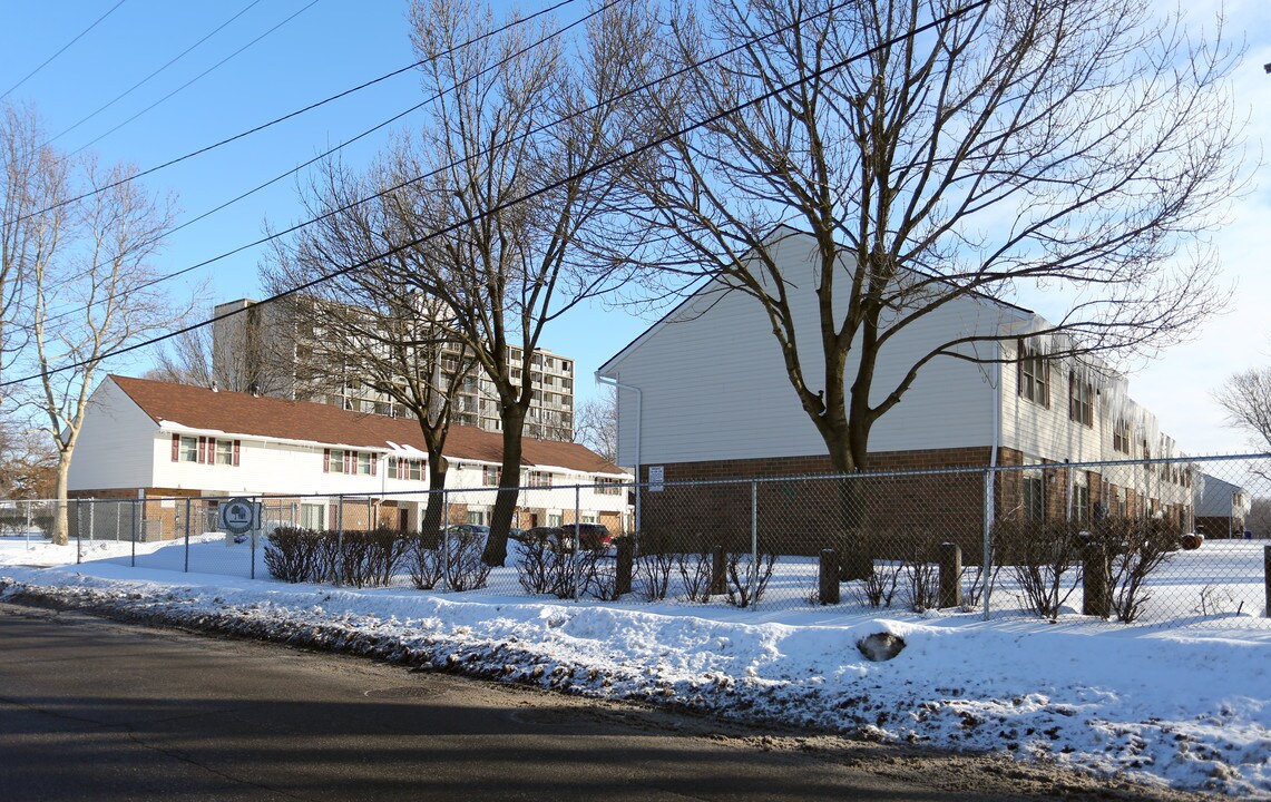 Amesbury Rosalind Apartments in Cleveland, OH - Building Photo