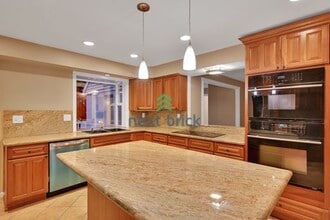 13649 Main St in Bellevue, WA - Foto de edificio - Building Photo