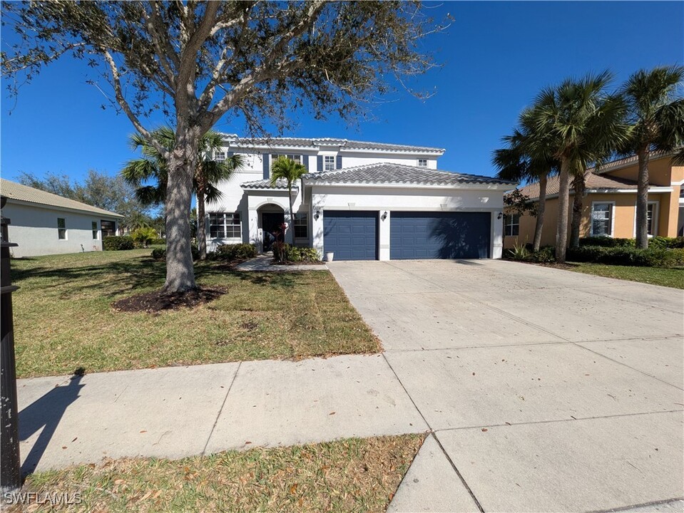2554 Sawgrass Lake Ct in Cape Coral, FL - Building Photo